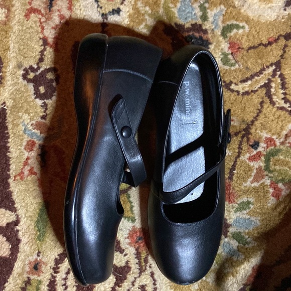 p.w. minor Maryjane. Velcro strap size 9 Wide, black leather. Nice shoe. - Picture 3 of 5